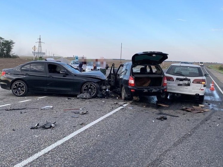 На Ставрополье при столкновении легковушек 5 человек пострадали, 1 погиб