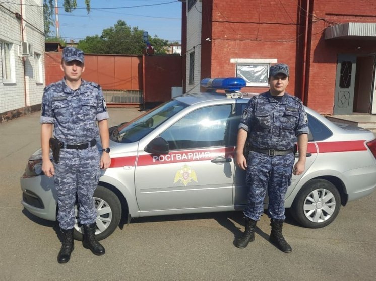 Сотрудники Росгвардии помогли избежать распространения огня при возгорании дома в Армавире