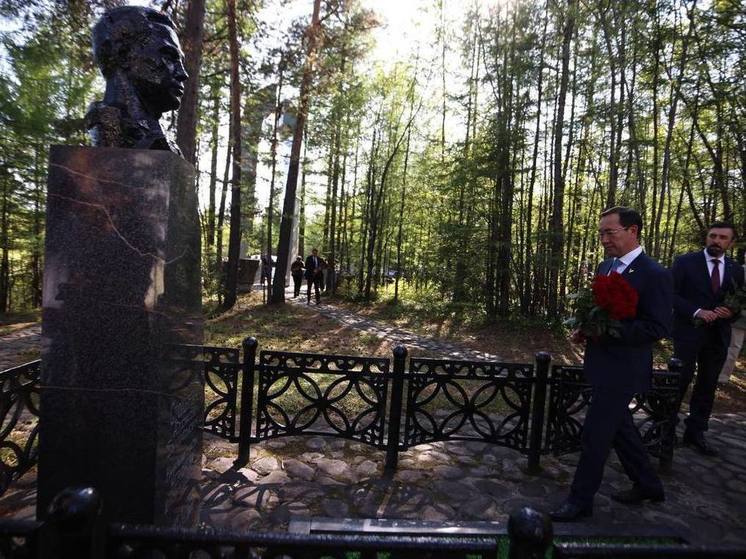 Глава Якутии возложил живые цветы к стеле «Памяти погибших при оcвоении Южно-Якутского угольного комплекса»