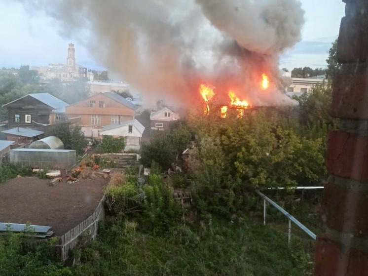 В Сарапуле сгорел барак - в огне погиб мужчина и сильно пострадал ребенок