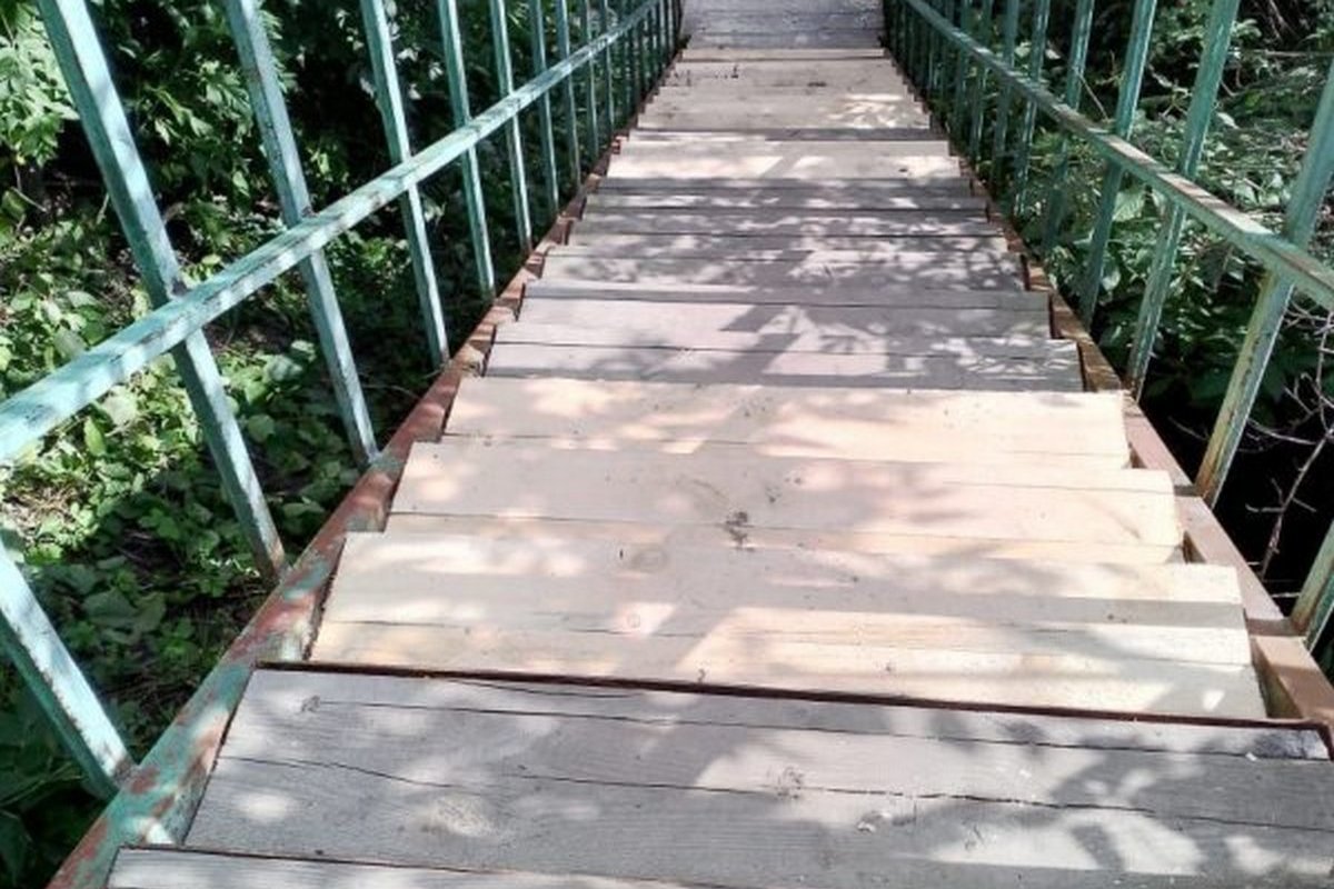 В Курске продолжается ремонт изношенных деревянных лестниц
