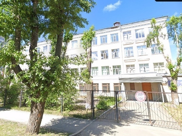 В Екатеринбурге запретили эксплуатировать школу, где обвалился потолок