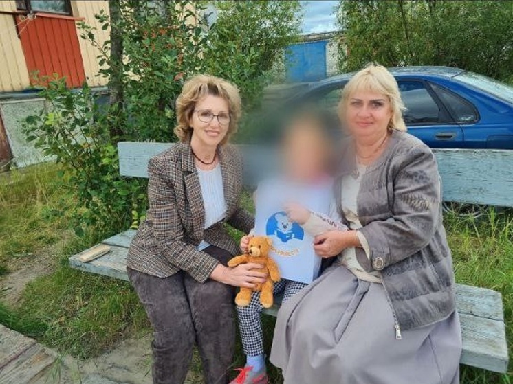 Депутат Заксобрания Ямала поучаствовала в акции по сбору в школу детей участников СВО и переселенцев с Украины