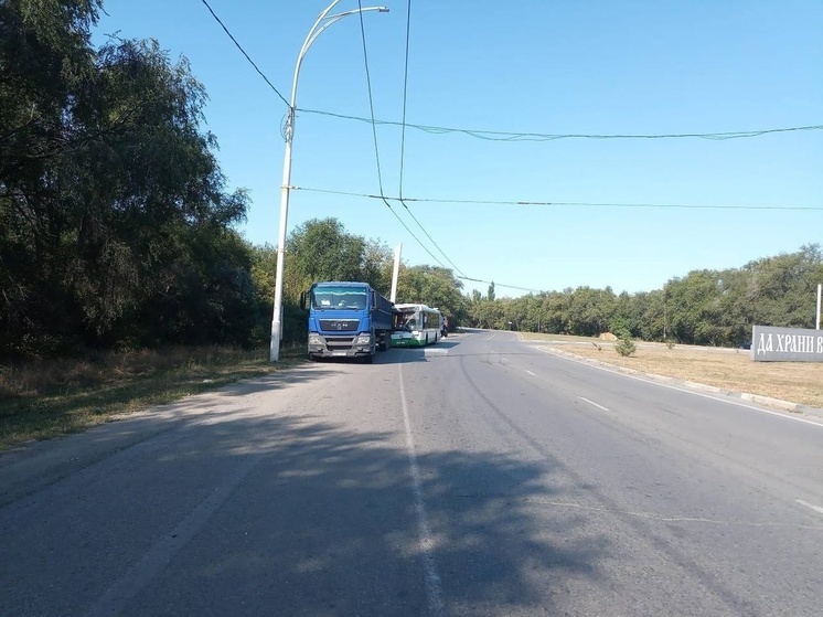 В Ростовской области водитель автобуса врезался в грузовик