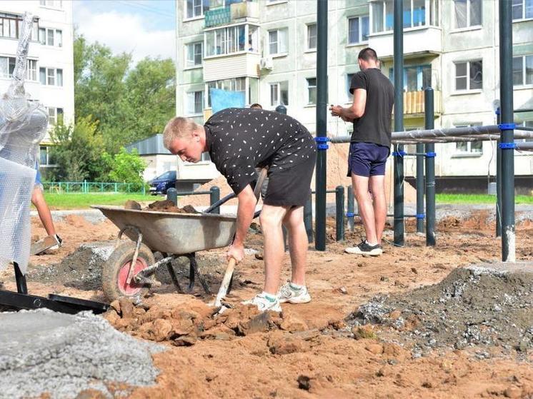 В Великом Новгороде благоустраивают спортивную площадку на Техническом проезде