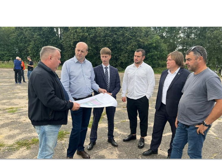 В Ярославле подрядчик провел осмотр места строительства футбольного центра