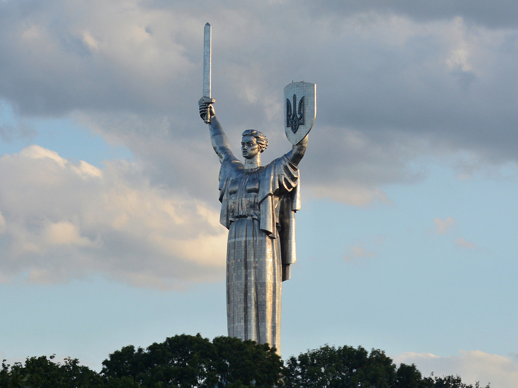Как глумились над монументом после Майдана