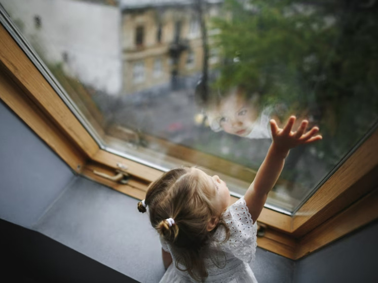 A two-year-old girl fell from the 5th floor in the south of Moscow