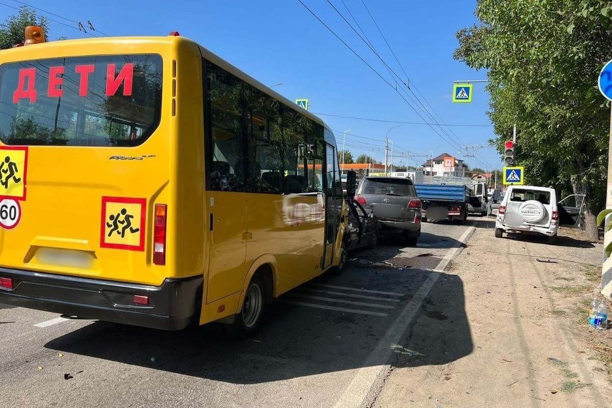 Автобус, грузовик и три легковушки столкнулись под Симферополем