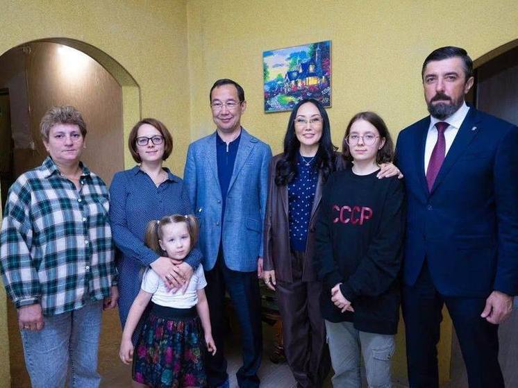 Глава Якутии вместе с супругой навестили семью участника СВО в Нерюнгри