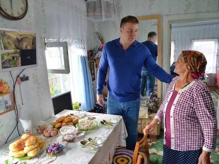 Глава Омской области Хоценко навестил пенсионерку, которая весной возила его по пострадавшей от пожара деревне