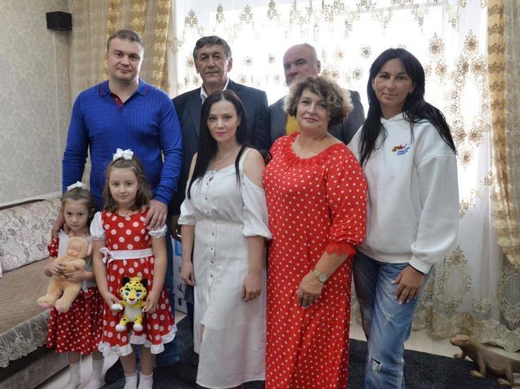 Глава Омской области Виталий Хоценко навестил в Большеречье семью участника СВО
