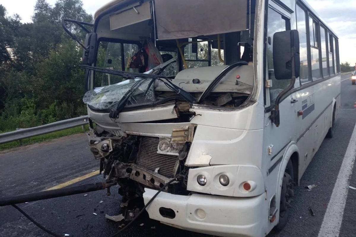 В ДТП с автобусом и «Газелью» под Великим Новгородом пострадали три человека