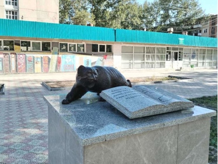 Скульптуру «читающего» манула установили у библиотеки в Краснокаменске