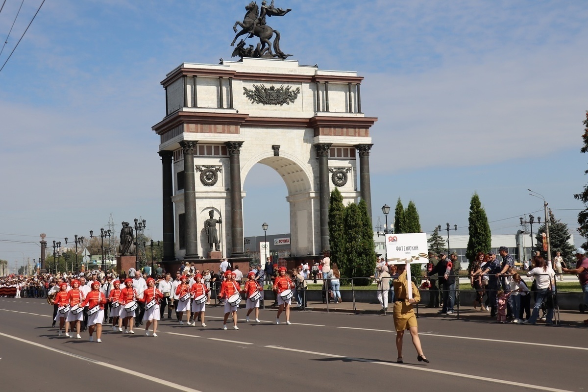 В Курске у Триумфальной арки начался парад духовых оркестров «Мелодии Победы»