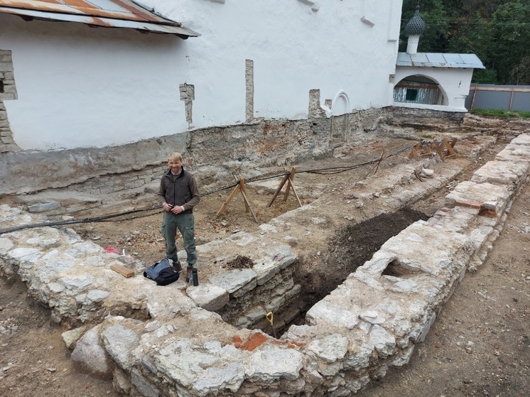 Археологи раскрыли ранние фундаменты храма в центре Пскова