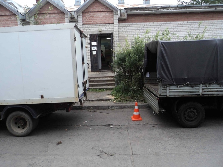 В Архангельске водитель «Газели» при движении задним ходом сбил женщину