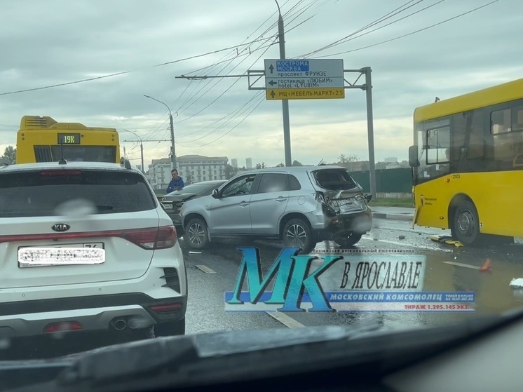 В Ярославле желтый автобус устроил транспортный коллапс на Московском проспекте