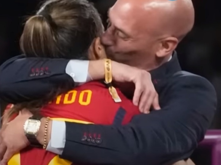 Комитет ФИФА отстранил главу испанского футбола Рубиалеса за поцелуй с футболисткой