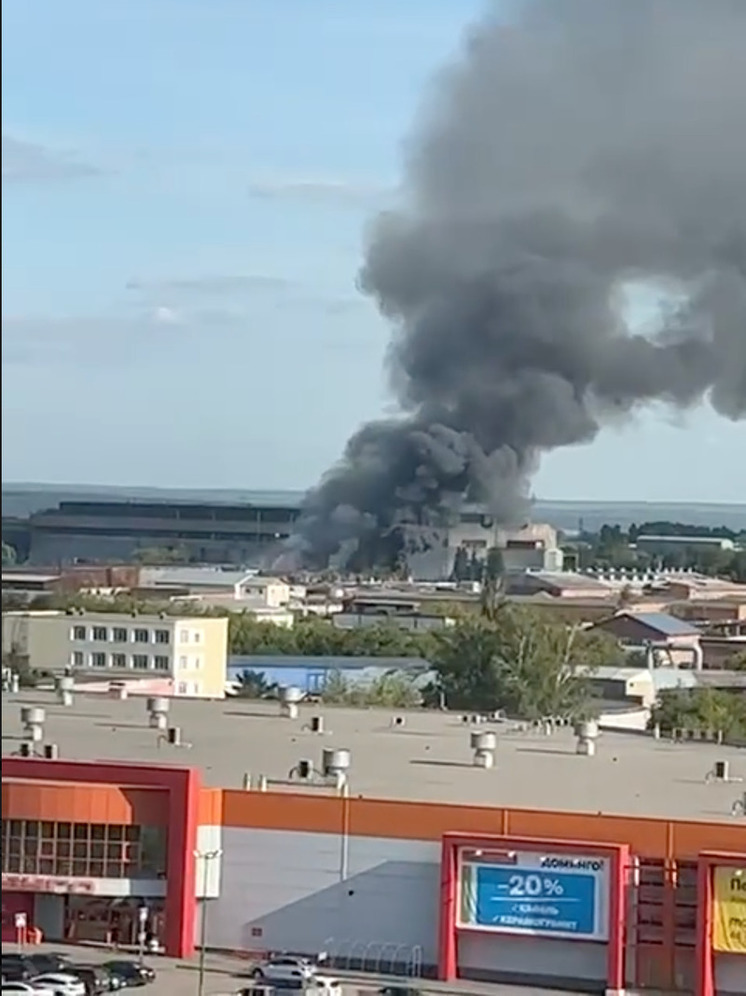 Появилось видео с места пожара на кемеровском складе с пиротехникой