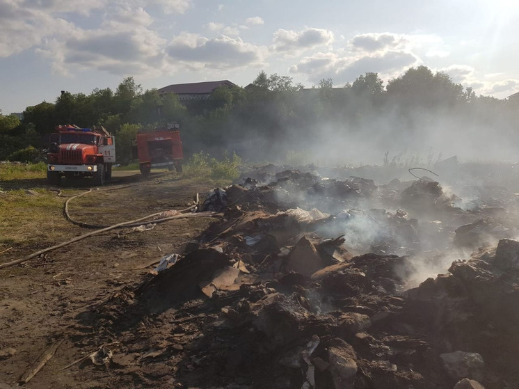 Шесть человек тушили пожар в Заполярном
