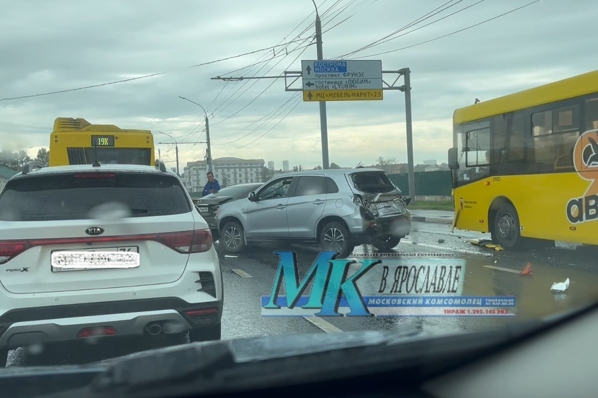 В Ярославле желтый автобус устроил транспортный коллапс на Московском проспекте