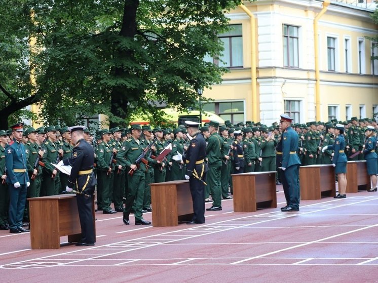 Более 700 курсантов Военно-медицинской академии в Петербурге приняли присягу