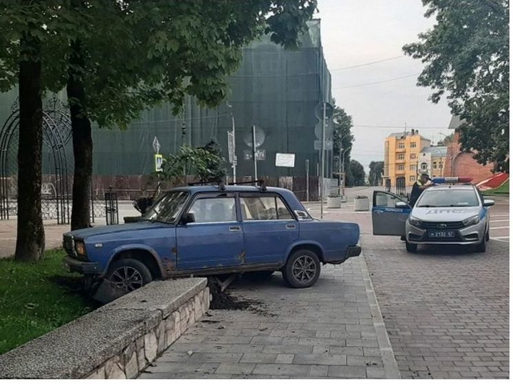 Житель Велижа на угнанной машине таранил парапет на Блонье в Смоленске