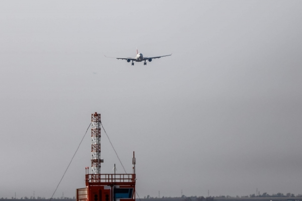 В Астрахани экстренно приземлился самолет из-за больного пассажира