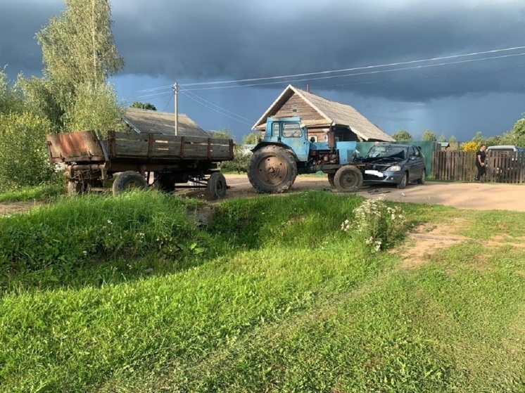 В Тверской области женщина погибла в столкновении трактора и легковушки