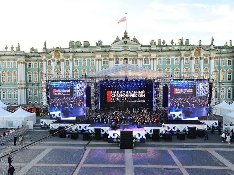 На Дворцовой площади Санкт-Петербурга зазвучали мелодии курая