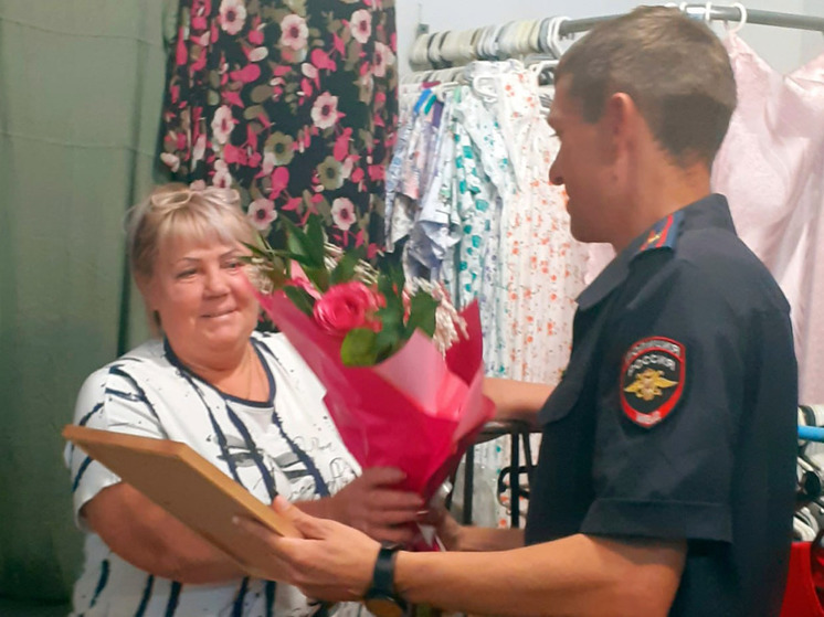Жительницу Хакасии наградили за помощь полиции