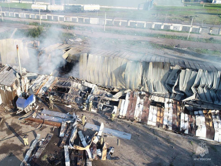 Спасатели тушили пожар на складе пиротехники в Кемерове несколько часов
