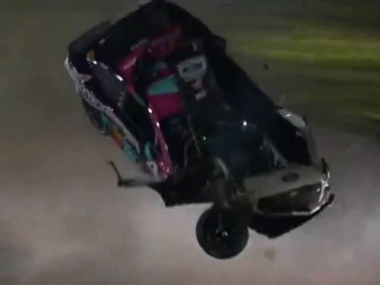 Гонщик Райан Прис чудом выжил в страшной аварии на гонке NASCAR