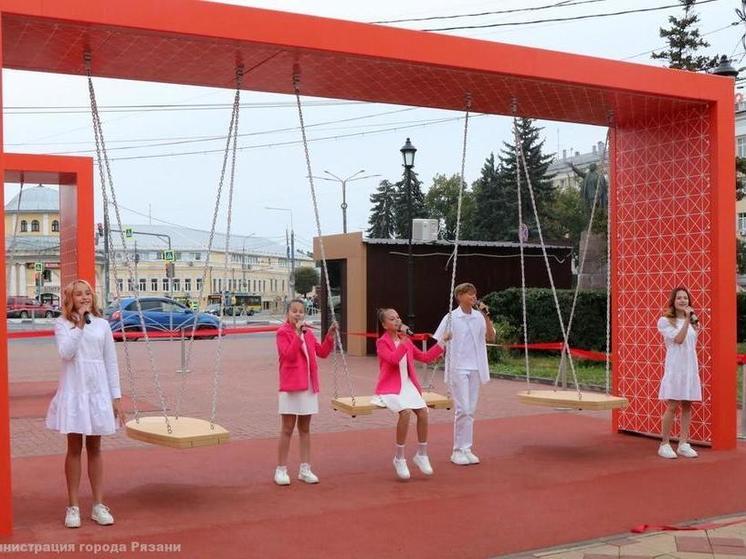 В сквере у Торговых рядов в Рязани торжественно открыли панорамные качели
