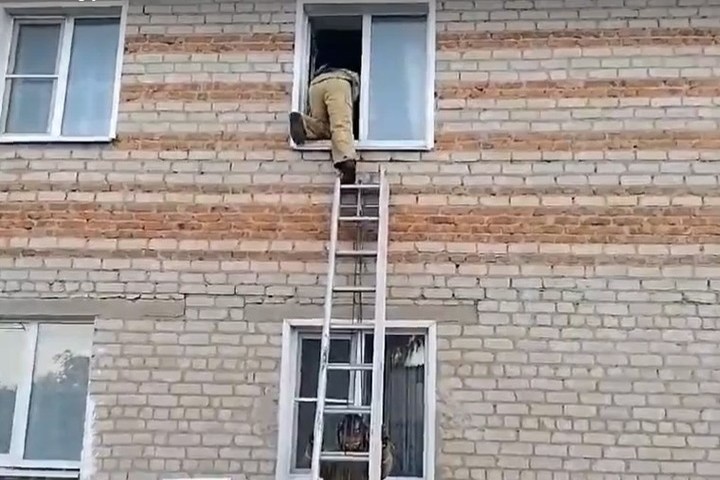 В Курской области пожарные разблокировали запертую в квартире женщину-инвалида