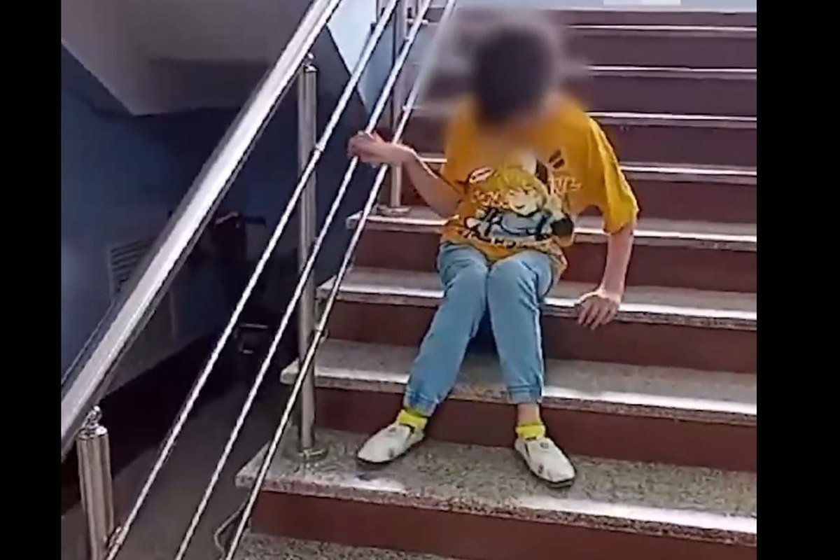 Ребенку-инвалиду пришлось сползать по лестнице в казанском суде