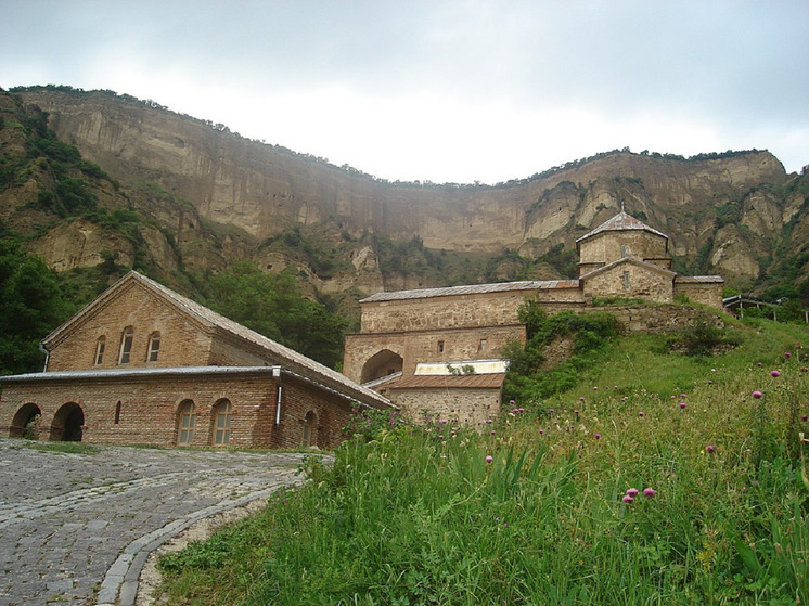 Оползень накрыл старинный монастырь Шиомгвиме в Грузии