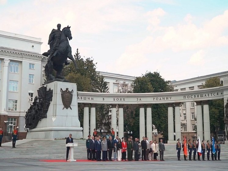 Памятник шаймуратову в уфе на советской площади фото