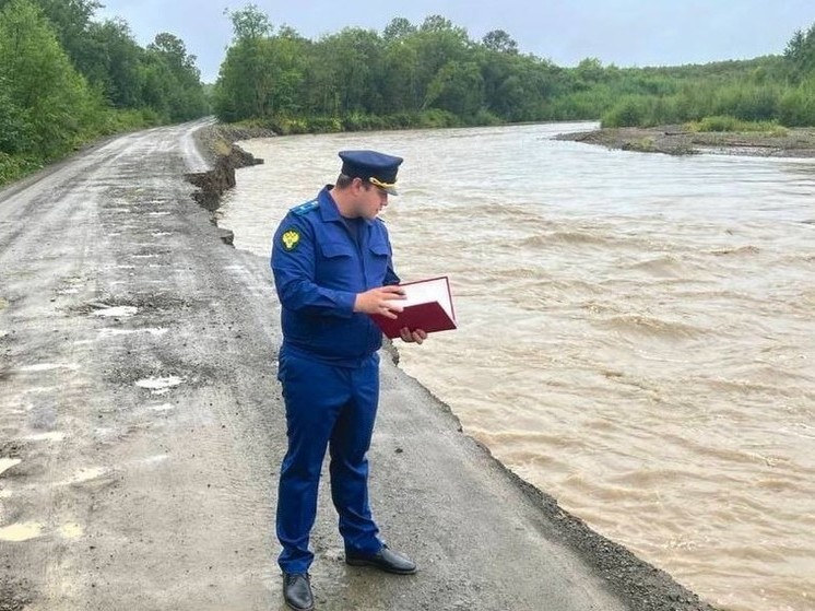 Режим ЧС ввели в Смирныховском районе из-за обрушения дороги