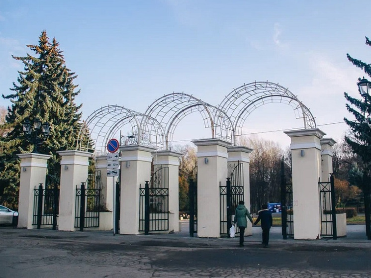 На улице Высоковольтной в Рязани мужчина снял трусы перед девушками