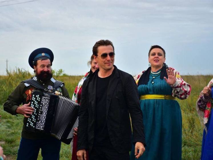 Сергея Безрукова в Троицке встретили казачьей народной песней