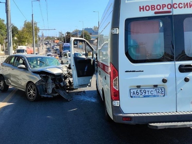 Новороссийские спасатели оказали помощь пострадавшим в ДТП