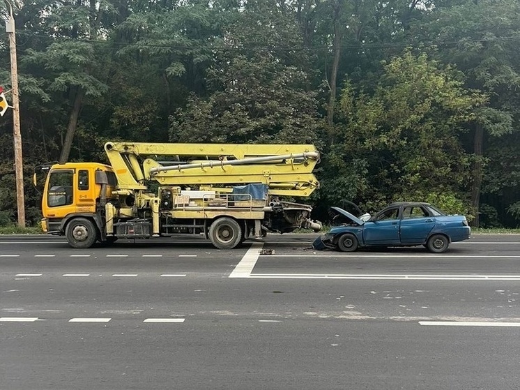 В Ростове водитель и пассажир ВАЗа пострадали в аварии с  бетононасосом