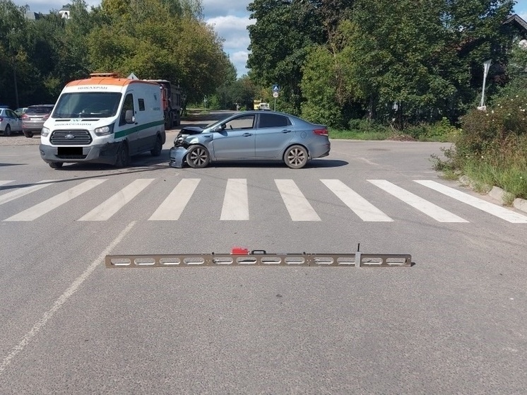 На перекрестке в Твери иномарка протаранила машину инкассаторов