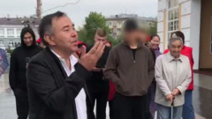 Экс-кандидат в главы Бурятии в Улан-Удэ сорвал жетон с груди полицейского 