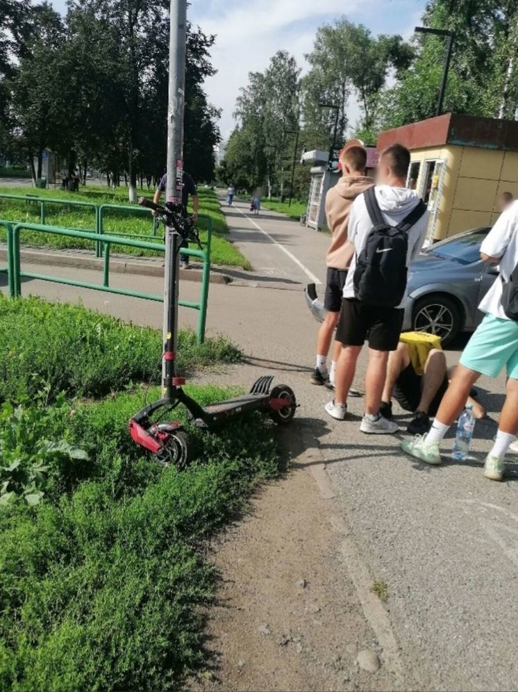 Соцсети: курьер попал под колеса автомобиля в Кузбассе