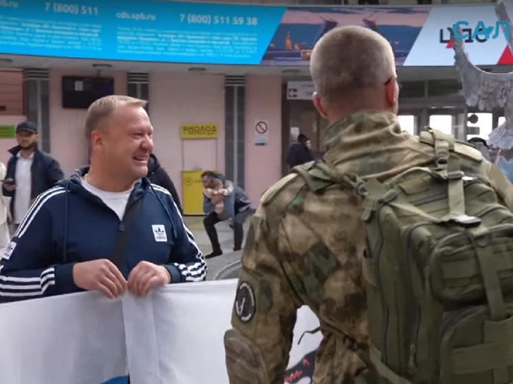 Купили любимую газировку и спели «Катюшу»: в Салехарде девочки встретили прилетевшего со спецоперации отца