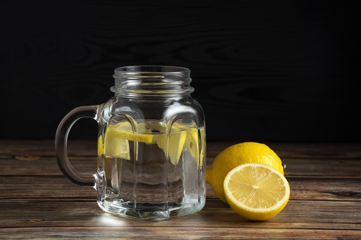 Всем ли можно пить воду с лимоном натощак? Ответ врача