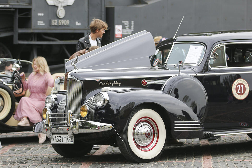 В Подмосковье прошло ретро-ралли: кадры наполированных автораритетов